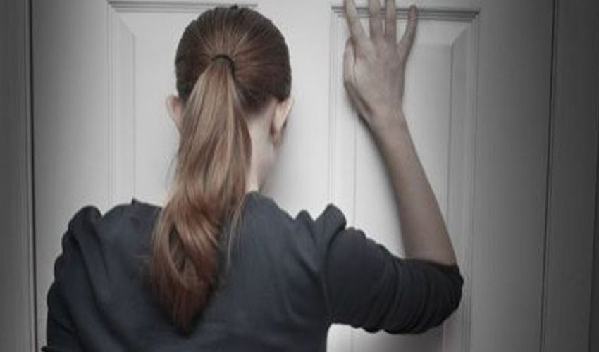 Bewoonster van Boxtel wacht voor een deur die achter haar dichtviel